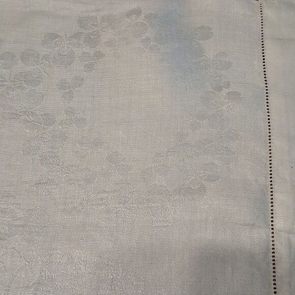 Elegant vintage white damask design Table Runner. 21.5" W X 48" L. - Picture 5 of 5